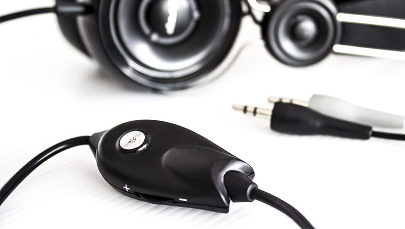 Audífonos con Micrófono HP-205C, 2 Jack 3.5 mm, Color Negro, VORAGO® AU-375872-1